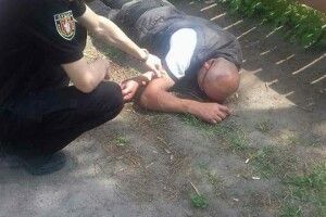 У парку Лесі Українки чолов’яга посеред білого дня голосно хропів під лавкою