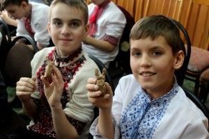 Луцькі четвертокласники вбралися у вишиванки й ліпили глиняних равликів (фото)