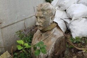 У центрі Рівного викопали погруддя Сталіна