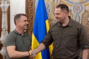 Шевченко не звільняє Реброва, бо той… кум Єрмака?