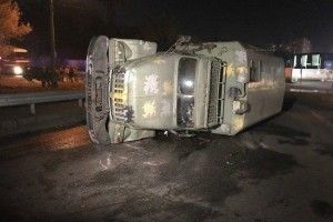 У Києві перевернулася вантажівка з військовими