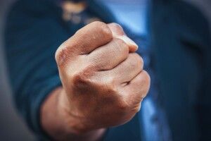 На Волині проти ночі розмахався кулаками хуліган: потерпілого доставлено в лікарню