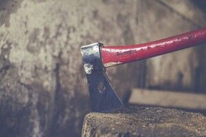 На Львівщині чоловік побив знайомого сокирою