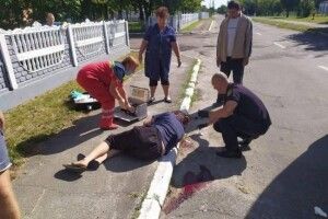 На Рівненщині небайдужі допомогли чоловіку, який серед вулиці раптово втратив свідомість і розбив голову