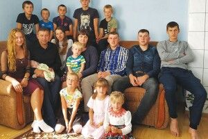 Один за другим – горою: як живе волинська сім’я, у якій виховують 15 дітей