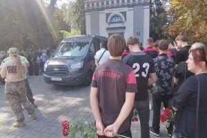 У Луцьку прощаються з загиблим у ДТП підлітком