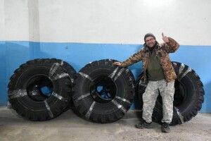 Бійцям 14 ОМБр передали шини для вантажного автомобіля