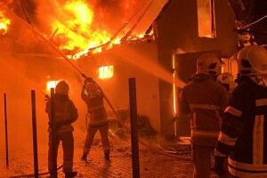 В Рівному горів гараж з автомобілем, власник отримав опіки (Фото, відео)
