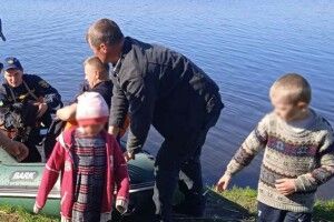 Бійці ДСНС врятували трьох дітей, яких ледь не вкрала річка Вовк