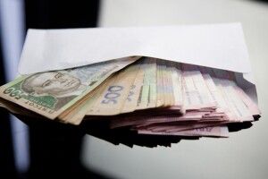 Наскільки середня зарплата волинян відстає від загальноукраїнської