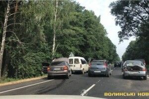 На в'їзді у Шацький нацпарк сталася подвійна ДТП – рух ускладнений (Відео)