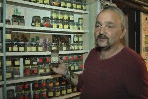 Волинянин консервує у банки землю та воду з понад 50 країн (Фото)