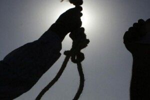 Рідні знайшли 15-річну школярку у петлі