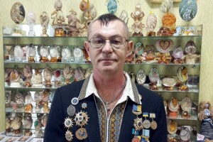  Відомий волинський майстер створив яйце з дроном (Фото)