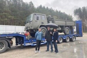 Порошенко у Польщі відправив чергову партію британських вантажівок для ЗСУ (Фото, відео)