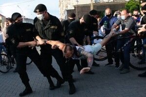 В Мінську затримали двох українських волонтерів