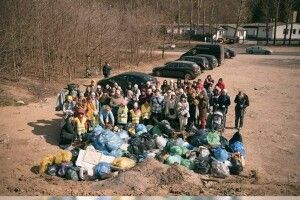 Українські біженці прибрали парк у Польщі на знак подяки