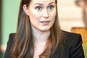 Прем'єрка Фінляндії знялася в піджаку на голе тіло: думки розділилися (Фото)