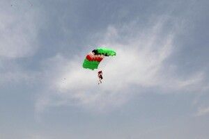 На Львівщині 25-річний чоловік перебуває у реанімації після стрибка з парашутом