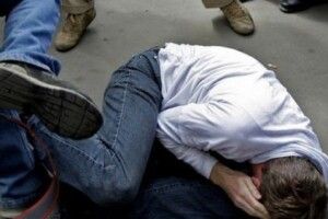 Напали на чоловіка, побили та заштовхали в авто: поліція розшукує бузувірів