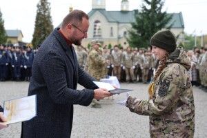 У Луцьку відбулась посвята учнів в ліцеї, директор якого воює в ЗСУ  