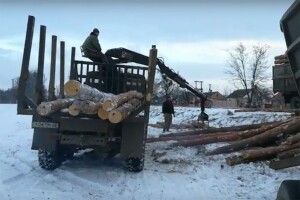 Під Луцьком злетіла з дороги фура з колодами (Відео)