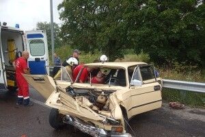 На Рівненщині з розтрощеного авто рятували жінку (Фото) 