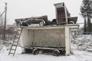Колядники побешкетували: висунули на дах зупинки три вози і туалет (Фото, Відео)