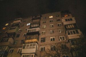 Хлопець викинувся з вікна: залишив купу передсмертних записок (Фото)