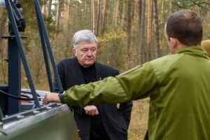 Порошенко везе на фронт першу мобільну установку для боротьби з «Орланами» 