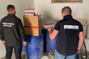 Слідчі Рівненщини знайшли в одній із сільських хат 2 тонни спирту й 500 пачок цигарок (Фото)