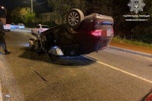 У Львові п'яний водій перекинув автомобіль на дах (Фото)