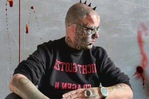 Чоловік видалив вуха і зберігає їх у банці, планує відрізати ще й кінчик носа (Фото 18+)