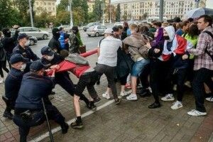 У центрі Мінська ОМОН розігнав студентську акцію протесту. Є затримані