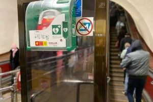 Завдяки дефібрилятору в столичному метро врятували 56-річного чоловіка