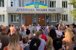 &laquo;Пустіть дітей до школи&raquo;: на Рівненщині батьки пікетували міськраду