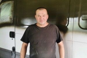 Автомайстер на Волині безплатно фарбує машини військових
