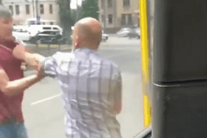 У центрі Луцька чоловік хотів побити водія маршрутки (Відео)