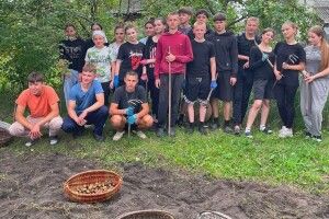 Син на полігоні, а мати з інвалідністю – одна: волинські школярі гуртом вийшли на чужий город