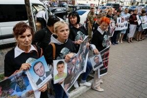 Під посольством Німеччини – родичі полонених бійців