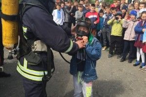 Луцький район: рятувальники показали сільським школярам «клас». Діти у захваті (фото)