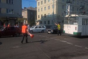 Тролейбус – без бампера, автомобілі – без коліс (фото)