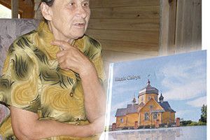 ПОДАРУВАЛА ЗЕМЛЯКАМ ЛІТОПИС ПРО РІДНЕ СЕЛО