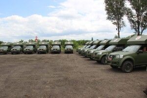 Порошенко вручив військовим понад 20 санітарних автівок для евакуації поранених (фото)
