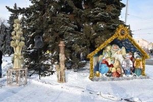 На Театральному майдані в Луцьку встановили Різдвяного Дідуха (ФОТО)