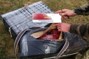 П’ятеро контрабандистів тягли на собі 4,5 тисячі пачок сигарет