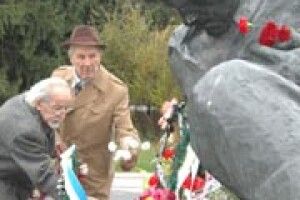 ПАМ’ЯТЬ: квіти від нащадків у день визволення України