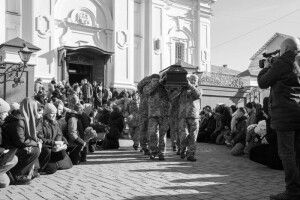 Навіки у небесній варті: Луцьк на колінах прощався із трьома Героями
