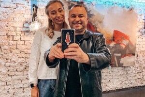 Юна наречена 54-річного Віктора Павліка показала весільну сукню
