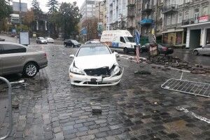 «Мерседес» розтрощив пам’ятник Герою Небесної сотні